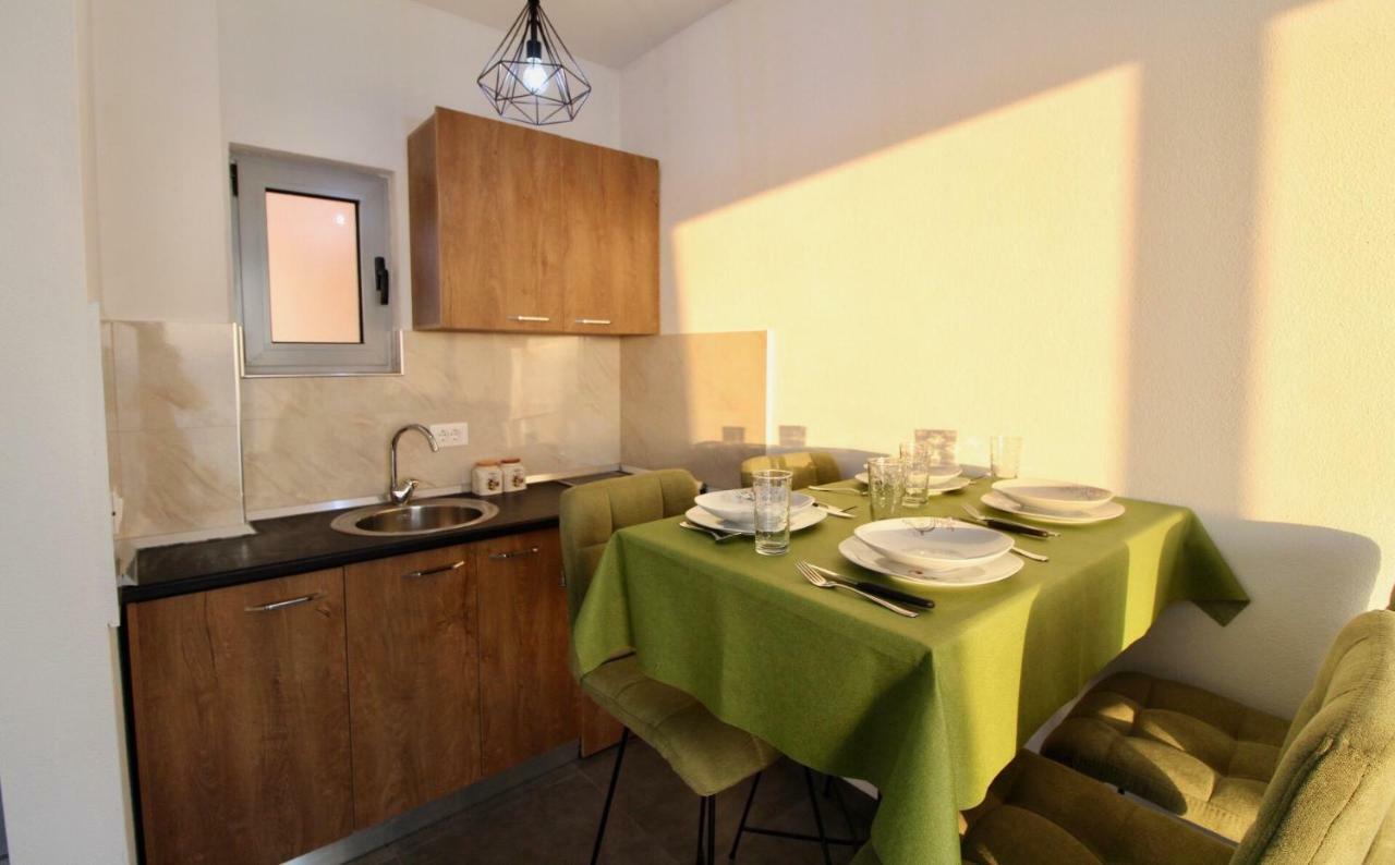 Apartments Komina Утеха Екстериор снимка
