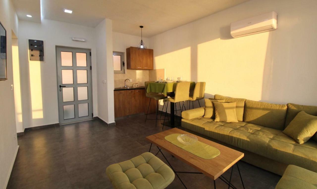Apartments Komina Утеха Екстериор снимка