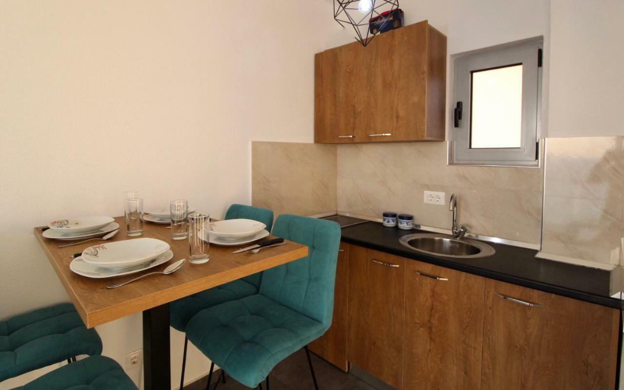 Apartments Komina Утеха Екстериор снимка